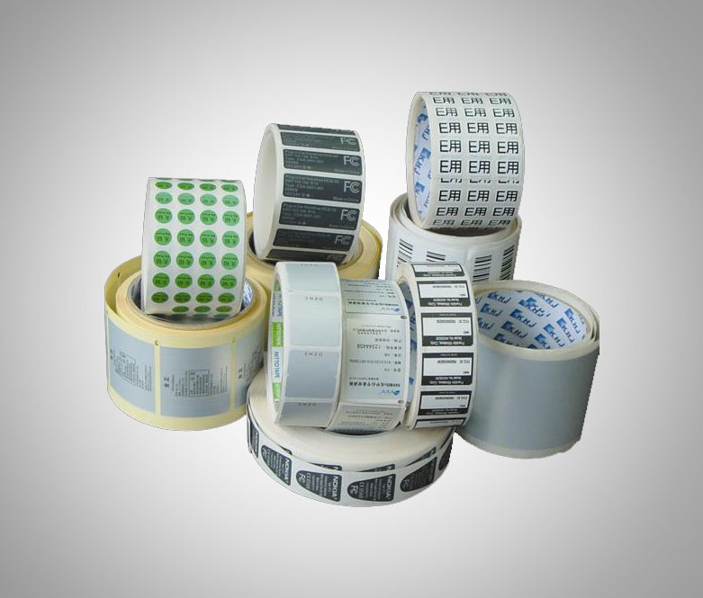 　　隨著市場經(jīng)濟(jì)的飛速發(fā)展，印刷行業(yè)也出現(xiàn)了各種各樣的印刷工藝，不干膠的印刷也越來越受到人們的重視，不干膠是通過紙張薄膜等作為印刷的基本材料，逐漸在各行各業(yè)中普遍，幾乎都隨處可見，所有的商品標(biāo)簽都是采用這種工藝，但是在印刷的過程中難免會出現(xiàn)誤差，那么在印刷不干膠的時候應(yīng)該注意哪些注意事項(xiàng)呢?